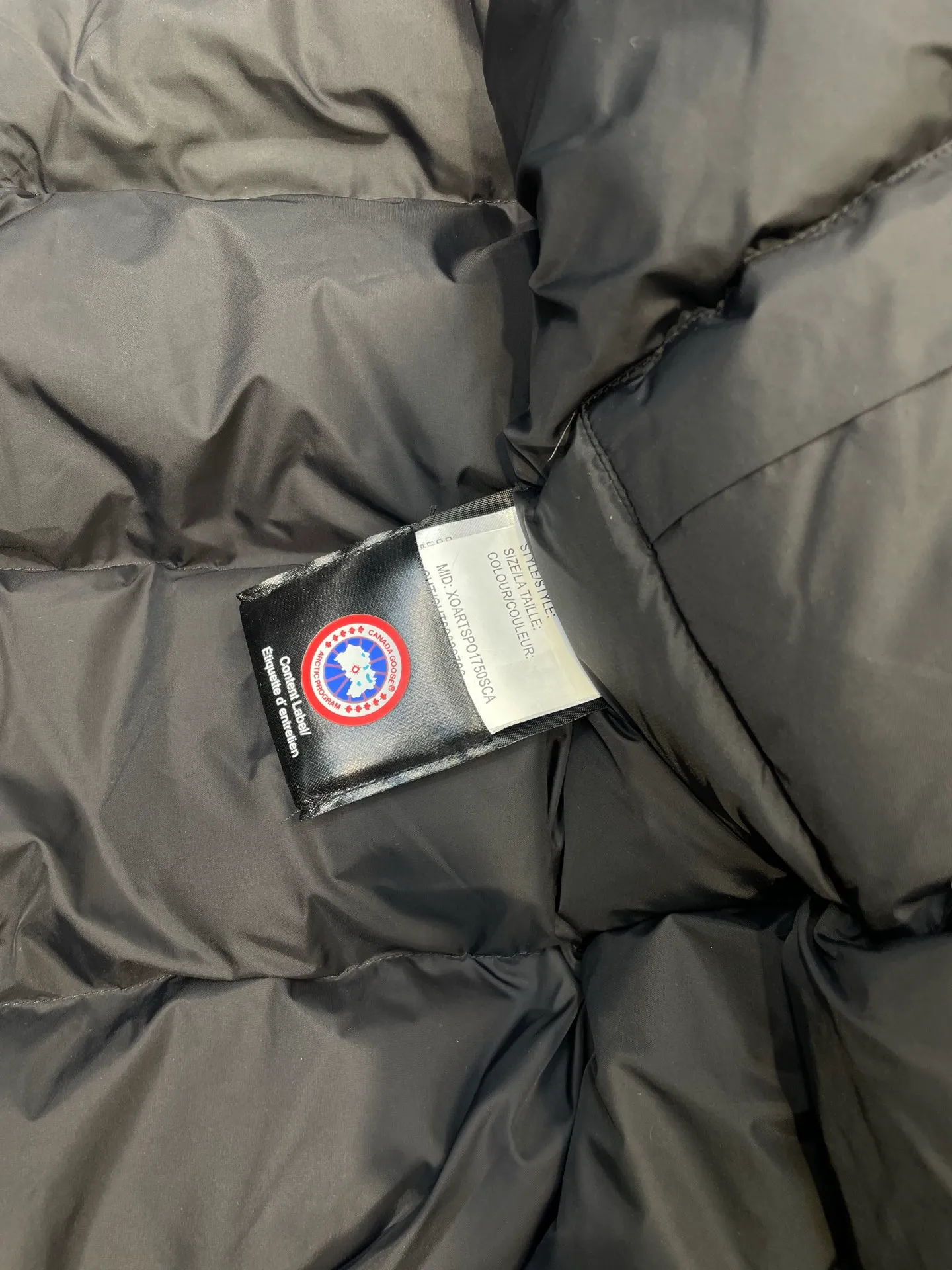 P780 high-end version Canada Goose Canada Goose #Chilliwack 7999M bomber jacket short down jacket/01 model #Men and Women Same Style# ➖ Genuine synchronous anti-counterfeiting chip sensor! ➖ Imported 21S polyester-cotton blended original fabric [last year’s 16S/18S hard fabrics have been completely eliminated, this year all use 21S genuine synchronous fabrics, the soft mid-strap feels delicate and textured], genuine synchronous Feather-Light 10D waterproof coating fabric, made of 84.5 polyester fiber and 15.5 cotton, 100% the best feel in the entire network! ➖ The genuine official website is synchronized with the national standard 80 white duck down, you can check the official website customer service, there will never be a series of misleading claims such as 90 down or goose down! ➖ Using the best nylon lining with double double-layer sealing design, velvet-proof No. 7 needle + grid-filled down ready-made garments, there is 100% no so-called velvet running! ➖ The cuffs are designed with thickened seamless threads, and the collar and pockets are lined with top-quality polar fleece to keep you warm and comfortable! ➖ Yoshida YKK provides original custom-made electroplated sliders. YKK two-way lockable zippers are tight and smooth and will not peel off paint! ➖ 3M composite guarantees that the Velcro is the same as the original, durable, and all accessories and hardware are custom-made! ➖ Imported BEHRINGER embroidery machine to customize the 10,000-needle embroidery logo, 98% of which can be reproduced to restore the original logo. You can check and compare on the official website! ➖ The fur collars are all made of large pieces of Western Canadian blue wolf hide, ensuring that each fur collar is 13-15cm wide!   Size:XS-XXL